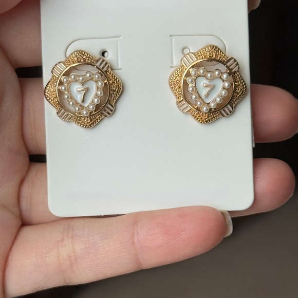 💖 ⚜️ Vintage Gold and White Heart Earrings ⚜️ 💕 - Picture 3 of 5
